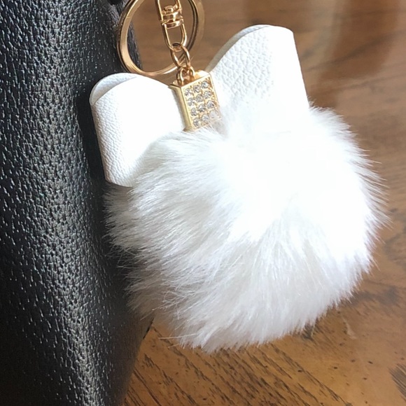 ❌Gifted❌ 🆕 White Fluffy Ball Key Chain/Bag Charm - Picture 2 of 3